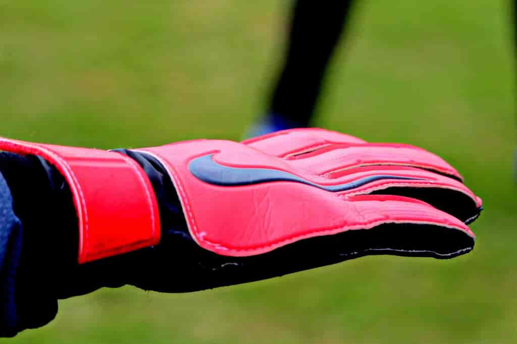 Des gants de la marque Nike Fluo avec Velcro
